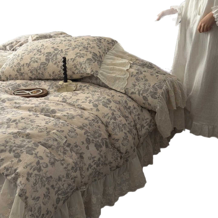 Gestepptes Baumwoll-Quilt-Bettwäscheset mit Vintage-Rosenprint und Seersucker-Struktur