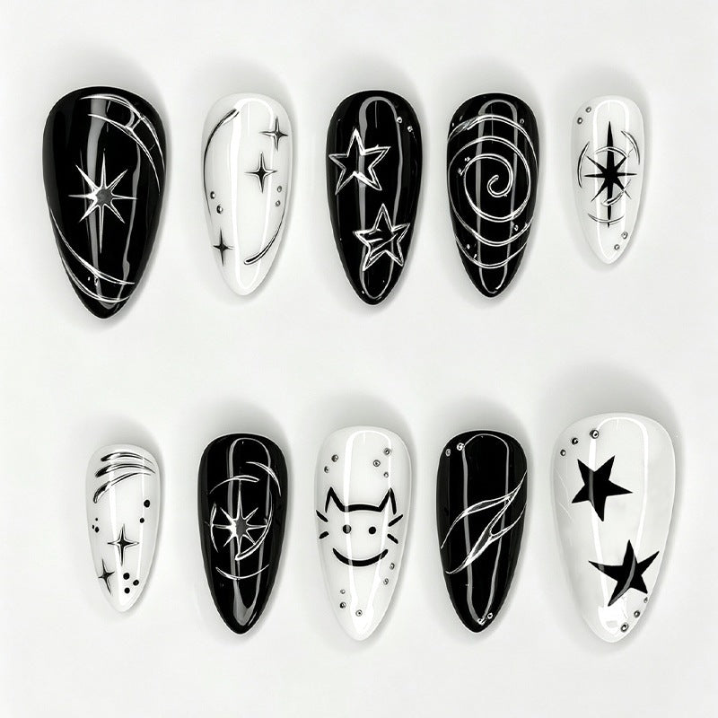 Kunstnagelset mit kreativen star-motiven und glitzernden Akzenten Karnz