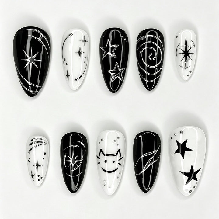 Kunstnagelset mit kreativen star-motiven und glitzernden Akzenten Karnz