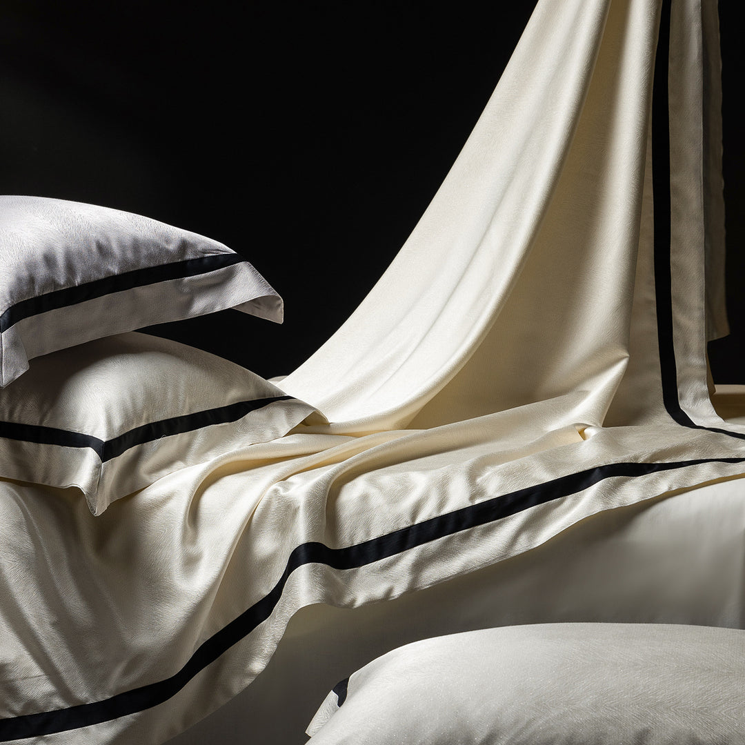Luxuriöses Satin-Bettwäsche-Set mit kontrastierender Zierborte