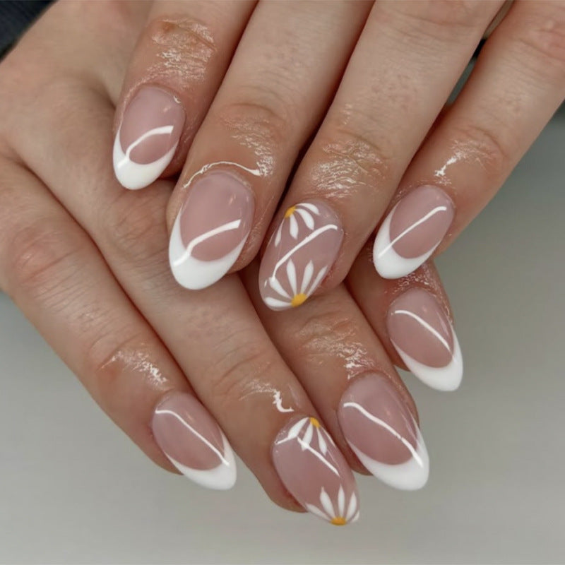 Elegante Nagelkunst mit Blütenmotiven Karnz