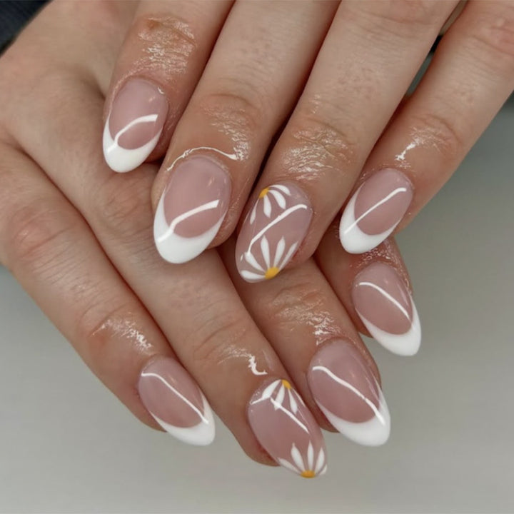 Elegante Nagelkunst mit Blütenmotiven Karnz