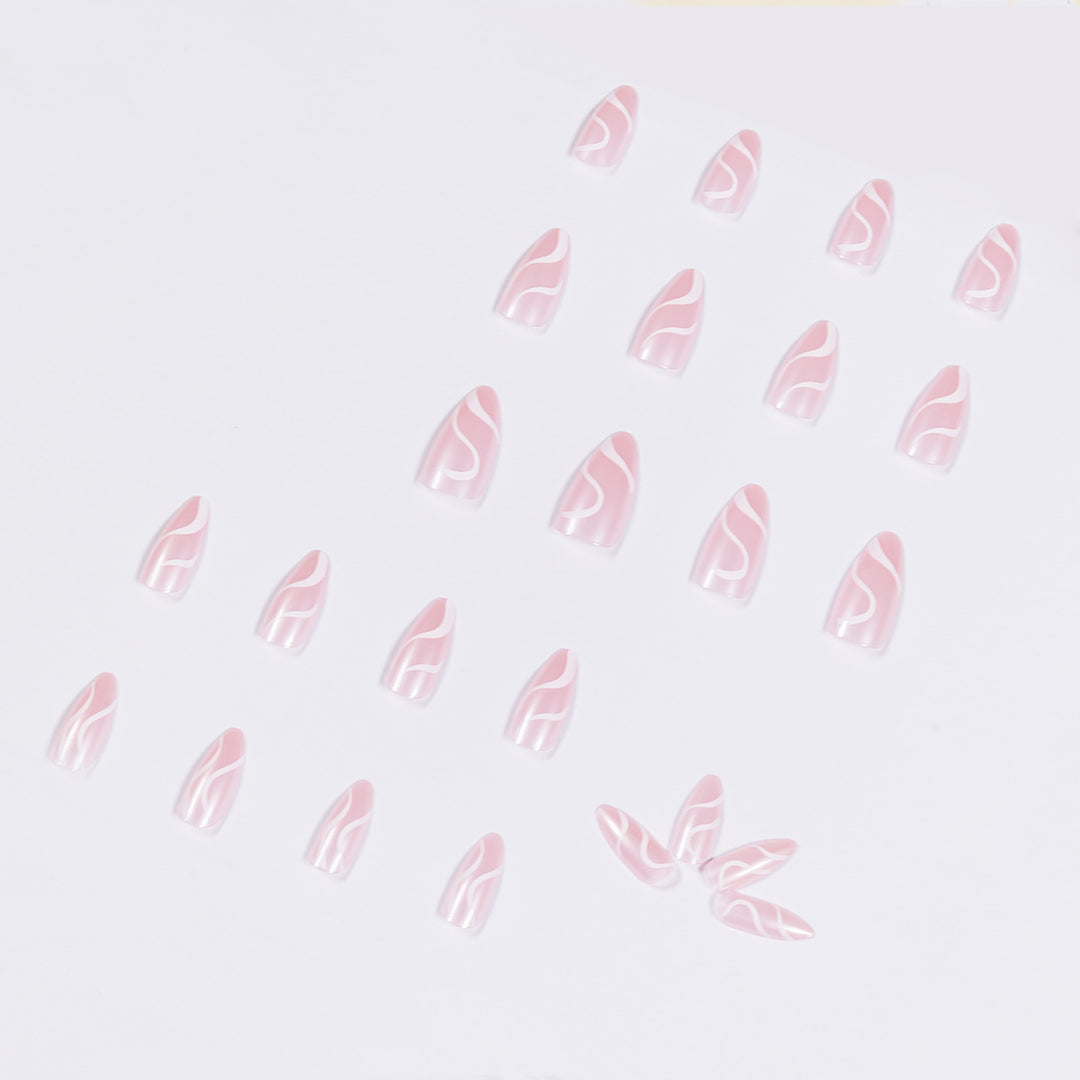 Kunstvolle Nagelverlängerungen mit geschwungenem Design Karnz