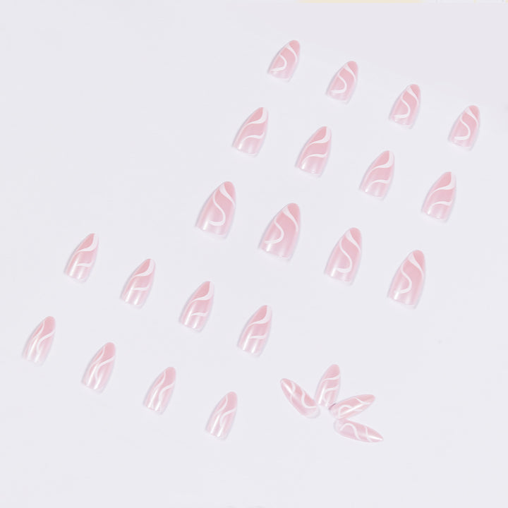Kunstvolle Nagelverlängerungen mit geschwungenem Design Karnz