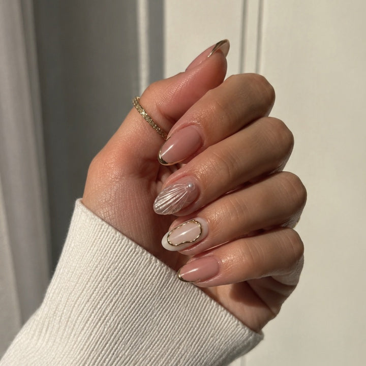 Künstlerisches Press-On-Nageldesign mit goldenen Verzierungen Karnz