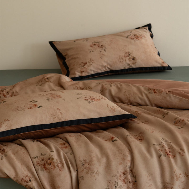 Bettwäsche-Set aus Baumwollsatin mit floralem Vintage-Rosenprint und kontrastierender Paspel
