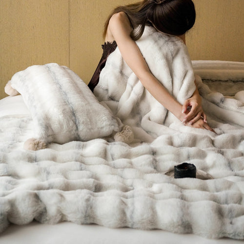 Luxuriöse Wendbare Kuscheldecke aus Kunstfell mit gestepptem Wellenmuster