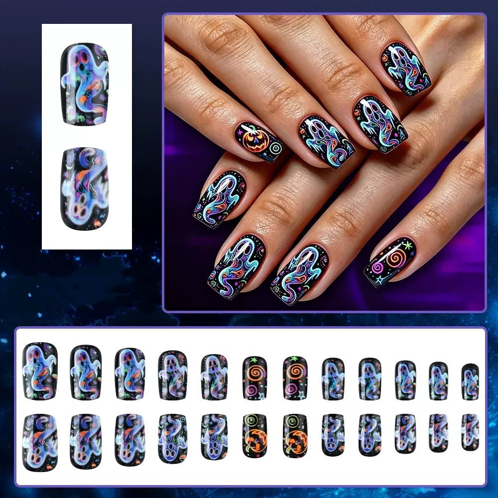Kreatives Kunstnagelset mit bunten Halloween-Motiven und Glitzereffekten Karnz