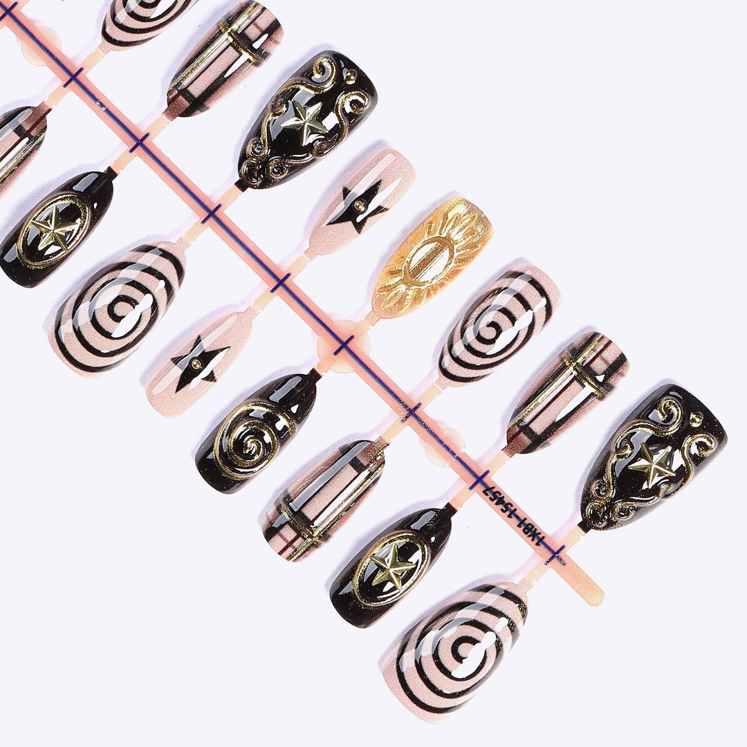 Kunstnagelset mit glamourösen 3D-Verzierungen und stilvollen Akzenten Karnz