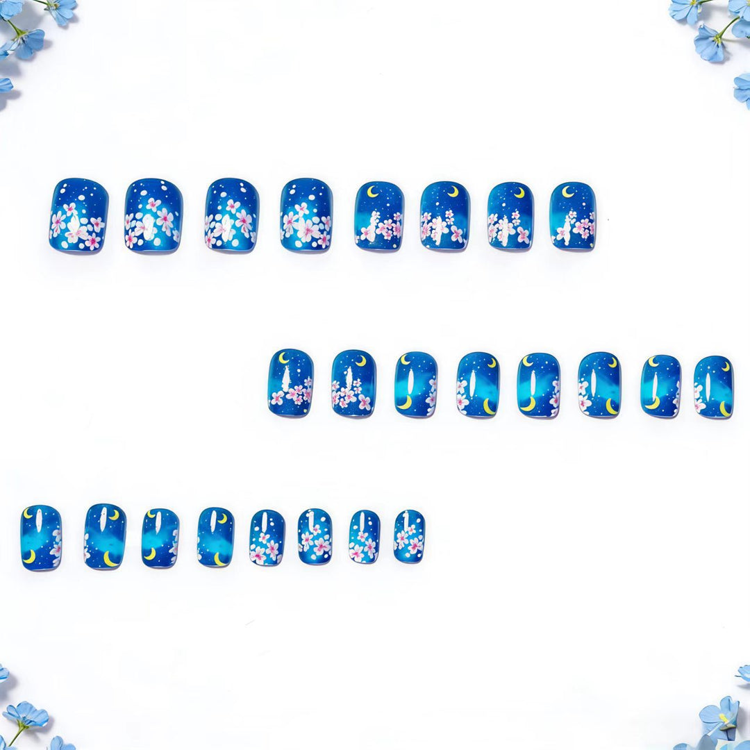 Kunstnagelset mit Floralen Motiven Karnz