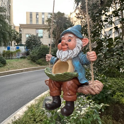 Gartenwichtel auf Schaukel Karnz