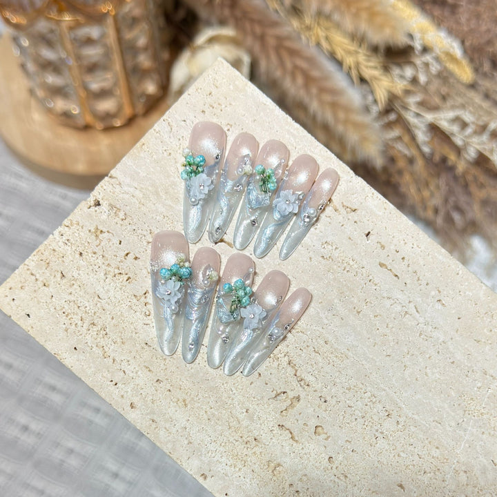 Elegante florale Stiletto-Nagelkunst Karnz