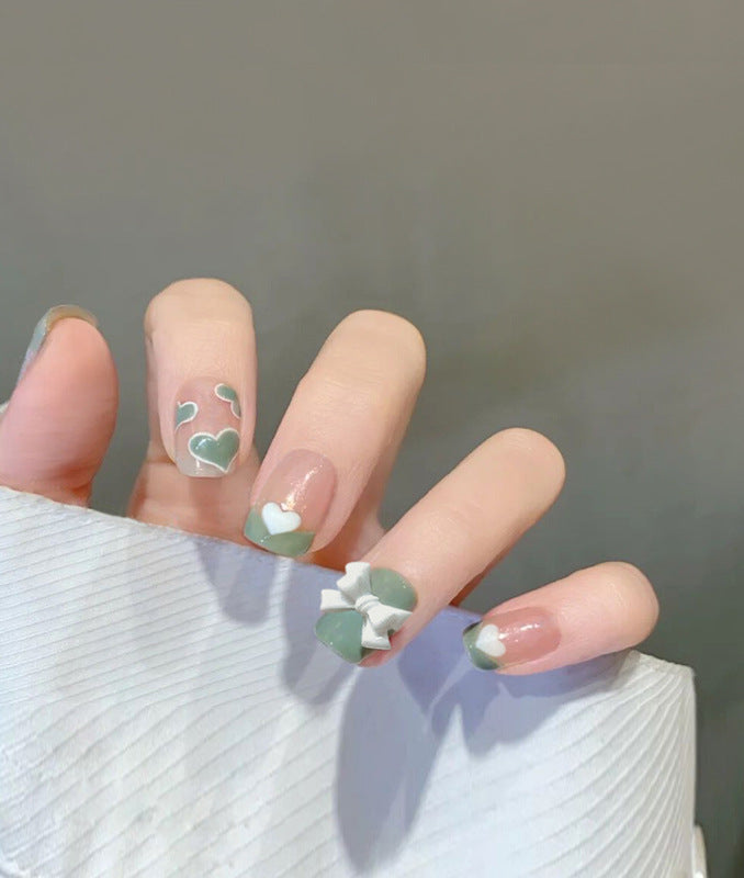 Kunstnagelset mit funkelnden Glitzer- und holografischen Akzenten Karnz