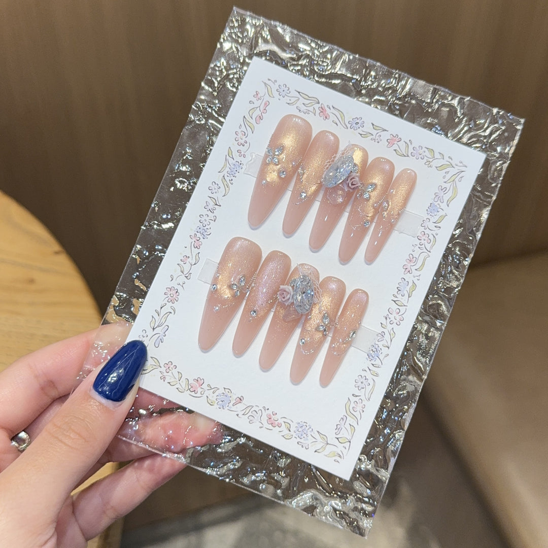 Kunstnägel mit Romantischen Blumen- und Glitzerdetails Karnz