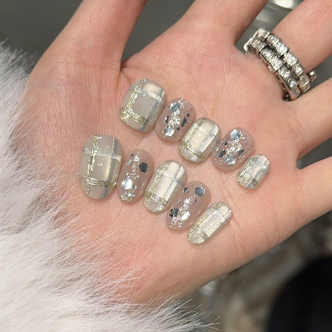 Glamouröse Kunstnagelspitzen mit Metallic-Detail Karnz