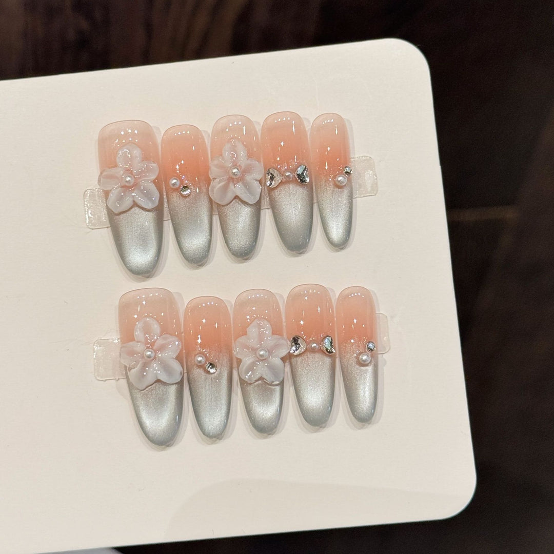 Dekoratives Nail Art Press-On Set mit floralen und Juwelenakzenten
