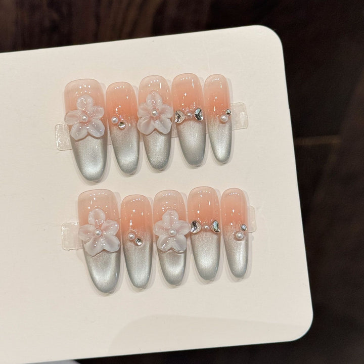 Dekoratives Nail Art Press-On Set mit floralen und Juwelenakzenten