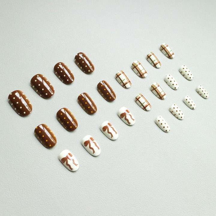 Künstlerisches Nagelkunstset mit einzigartigen Mustern