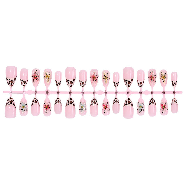 Kunstnagelset mit exquisiten floralem Design und kreativen Glitzerakzenten Karnz