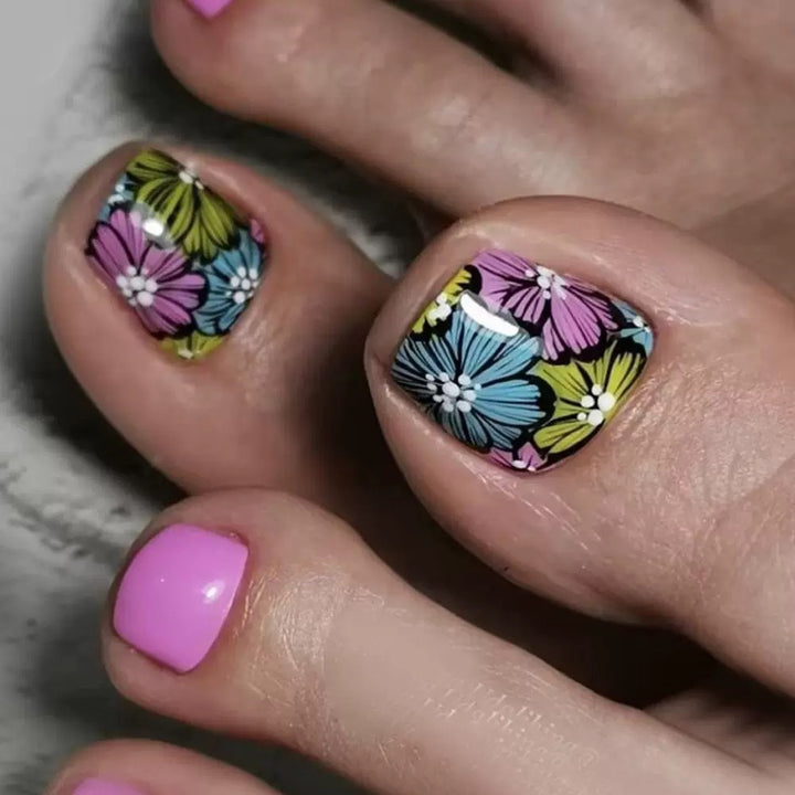Fußnagelkunst mit buntem Blumenmuster Karnz
