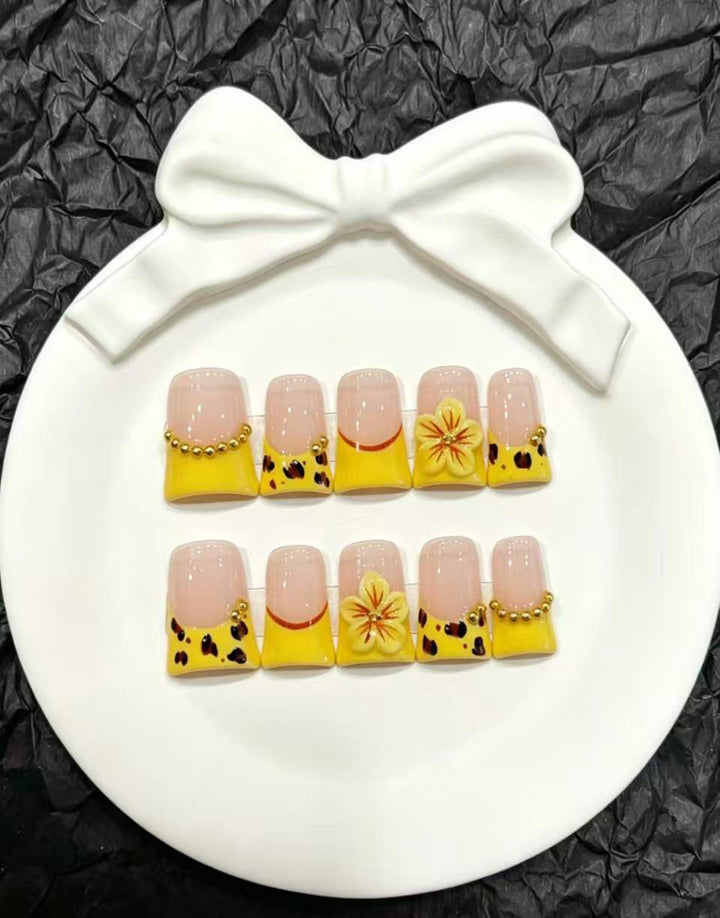 Künstlerisches Press-On-Nagelset mit floralen und tierischen Druckdesigns