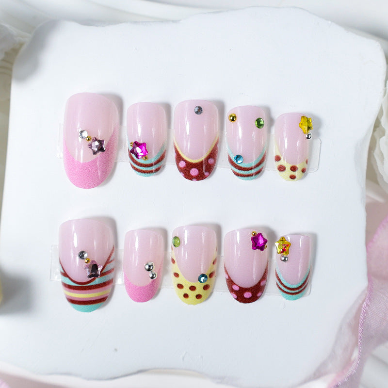 Kunstnagelset mit farbenfrohen Akzenten und 3D-Verzierungen Karnz