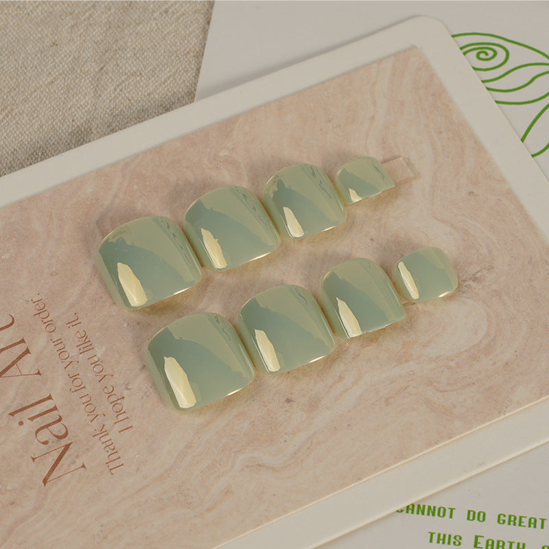 Glänzendes kurzes Press-On-Nagelset Karnz