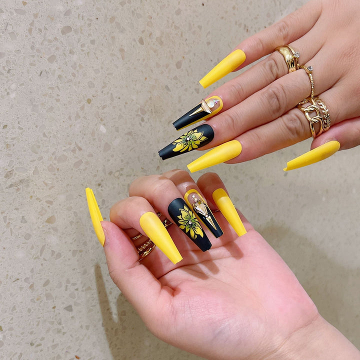 Kunstnagelset mit glamourösen 3D-Verzierungen und detaillierter Blumenillustration Karnz