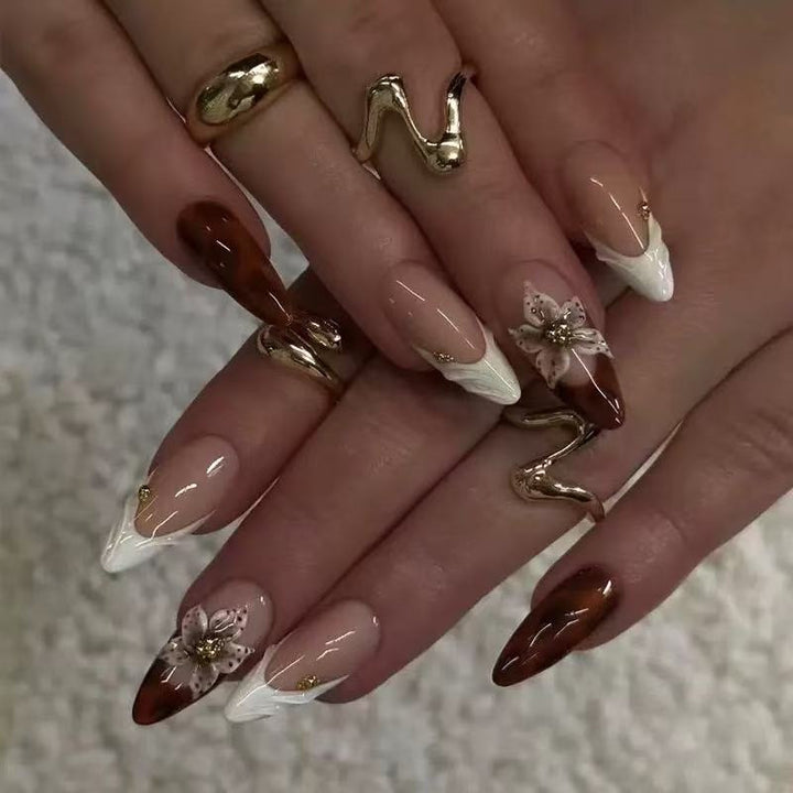 Elegantes Floral Press-On Nagelkunst Set Karnz