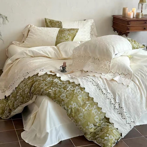 Luxuriöses Blumenduvetbezugset mit Spitzendetails