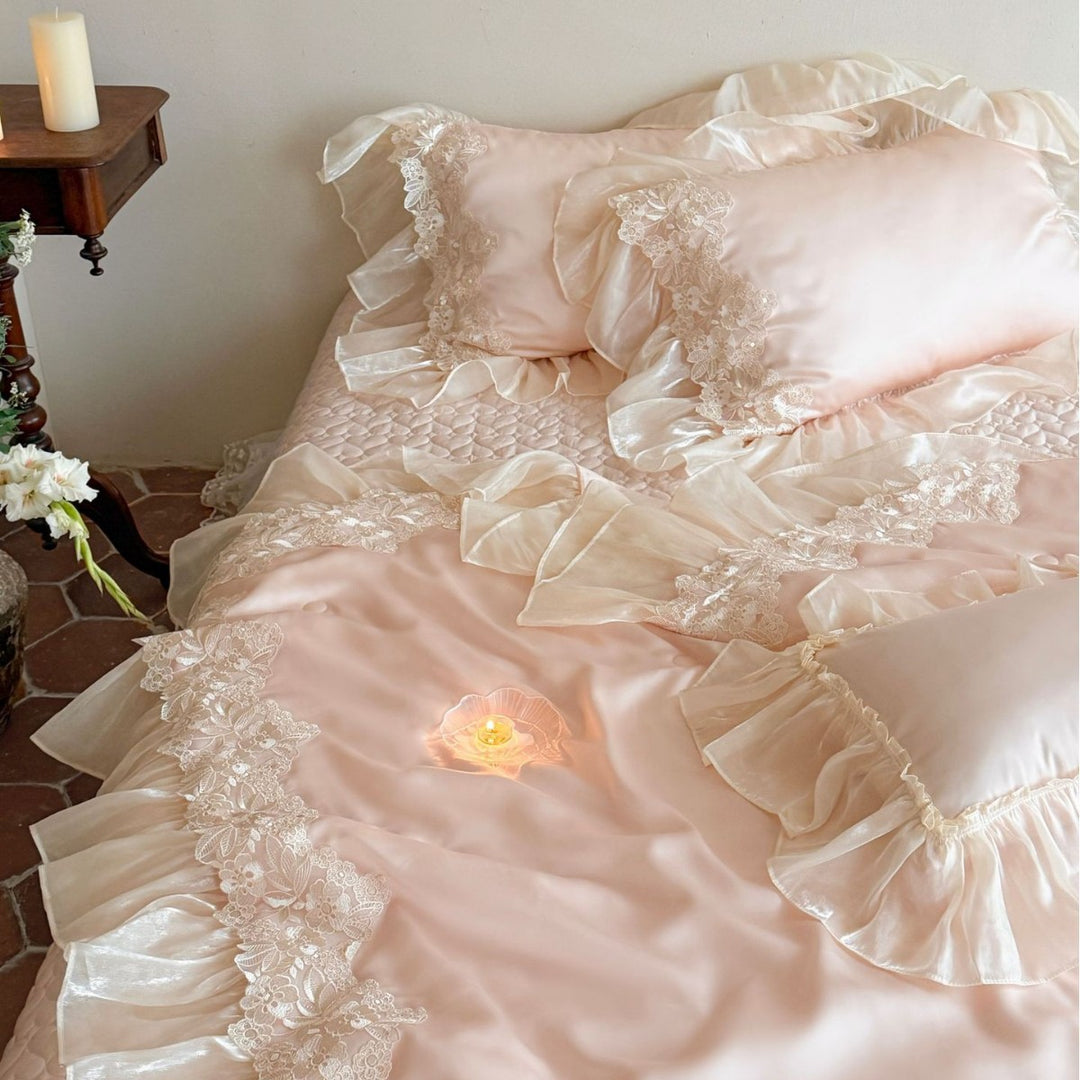 Elegante Bettwäsche-Garnitur aus Satin mit mehrlagigem Organza-Volant und feiner Blumen-Spitzenborte