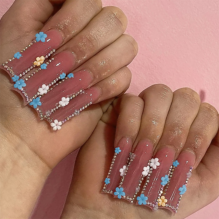 Dekorative Press-On Nagelset mit floralen und Edelsteinakzenten Karnz