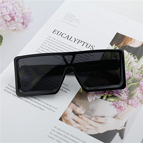 Damen Oversized Sonnenbrille im avantgardistischen Design Karnz