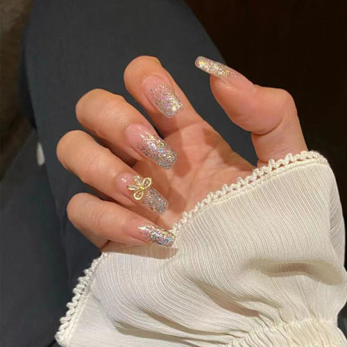 Kunstvolle Nagelverlängerungen mit Glitzer und Verzierung Karnz
