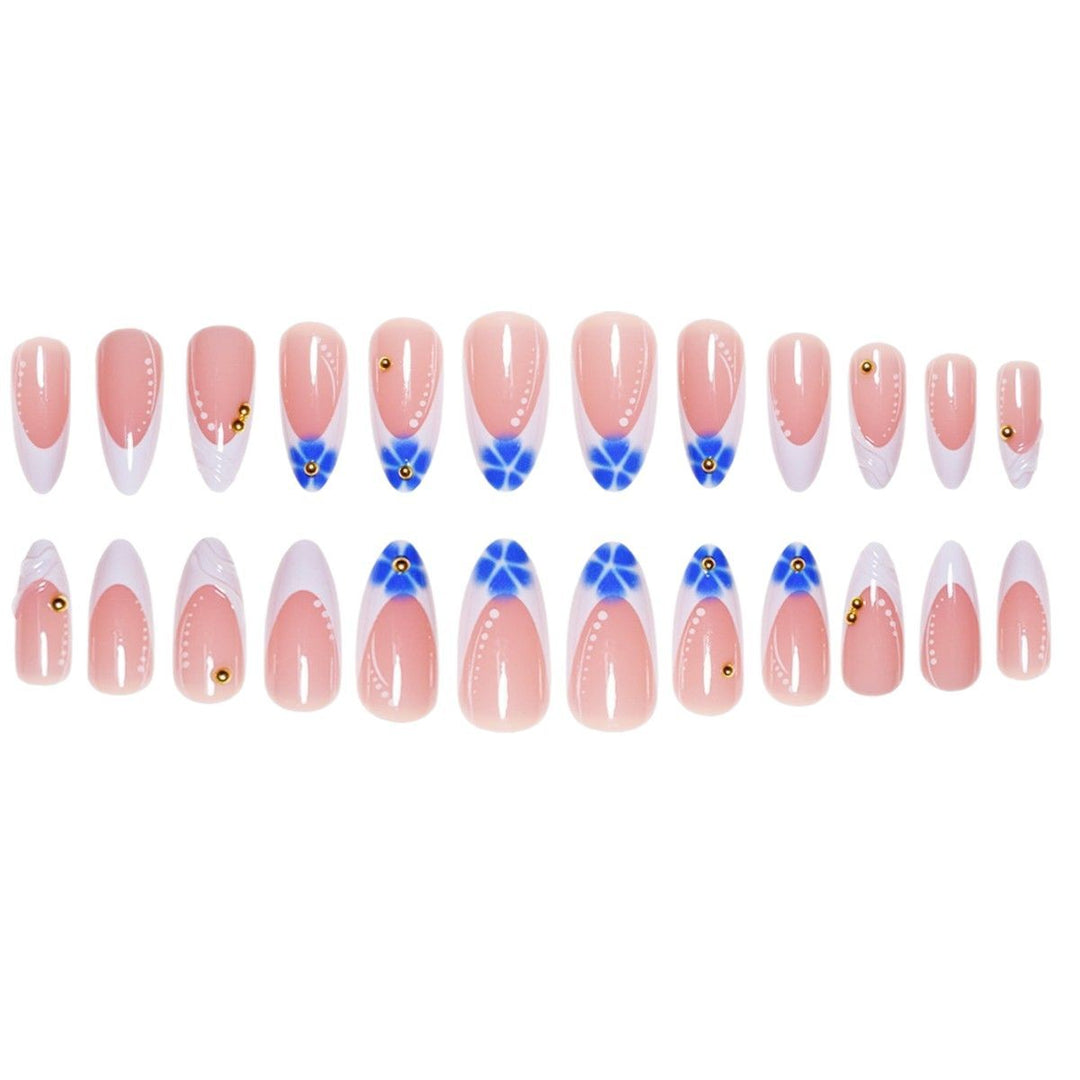 Skulptierte French Tip Press-On Nagelverlängerungen mit Edelsteinakzenten Karnz
