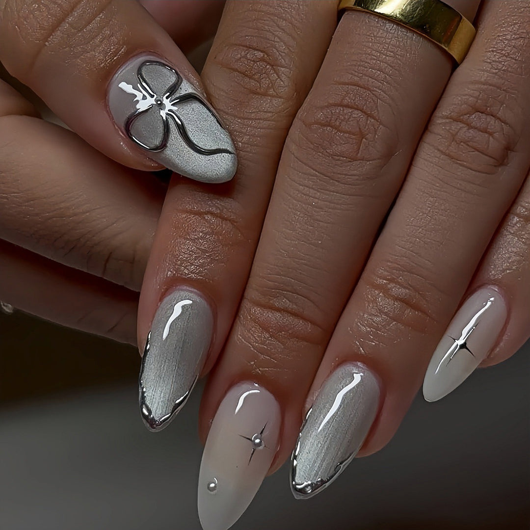 Elegante Stiletto Nagelkunstverlängerungen mit silbernen Akzenten Karnz