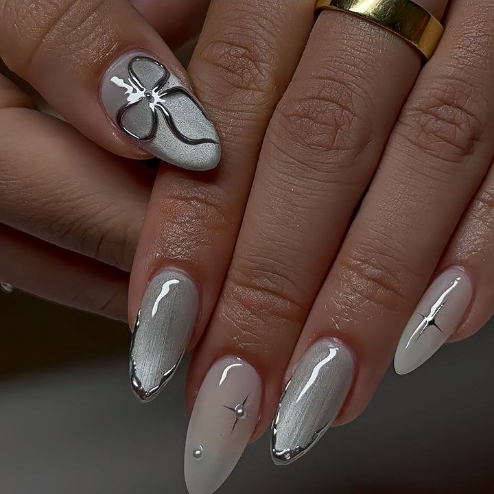 Elegante Stiletto Nagelkunstverlängerungen mit silbernen Akzenten Karnz