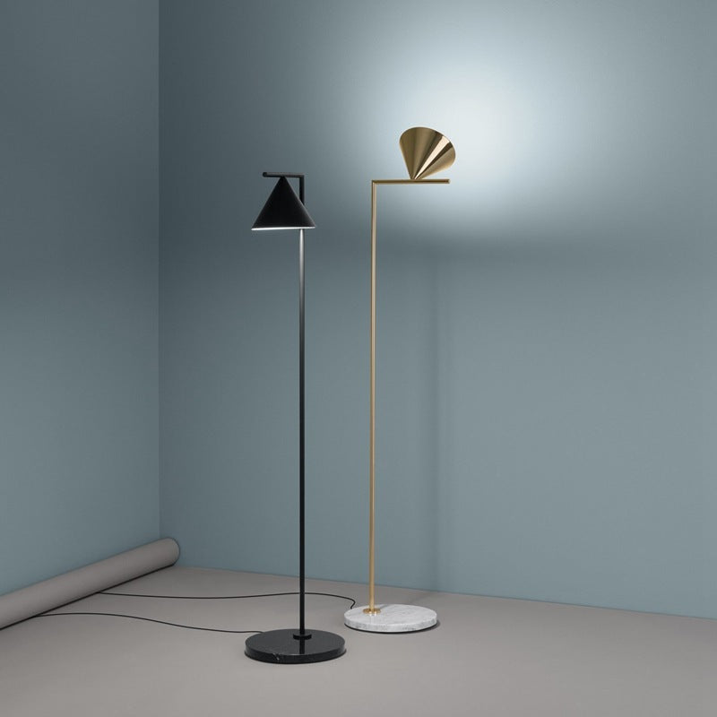 Künstlerische Stehlampe mit schickem Kegelschirm
