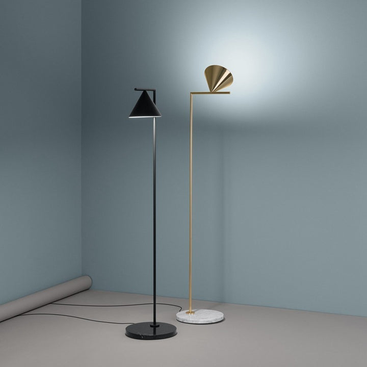 Künstlerische Stehlampe mit schickem Kegelschirm