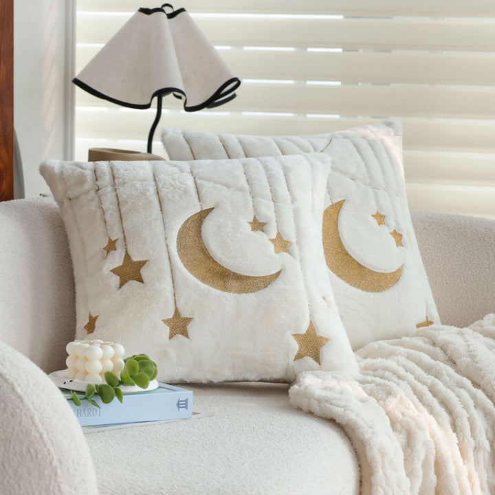 Quadratischer Kunstfell-Kissenbezug mit goldgesticktem Mond-und-Stern-Design und softem Innenfutter Karnz