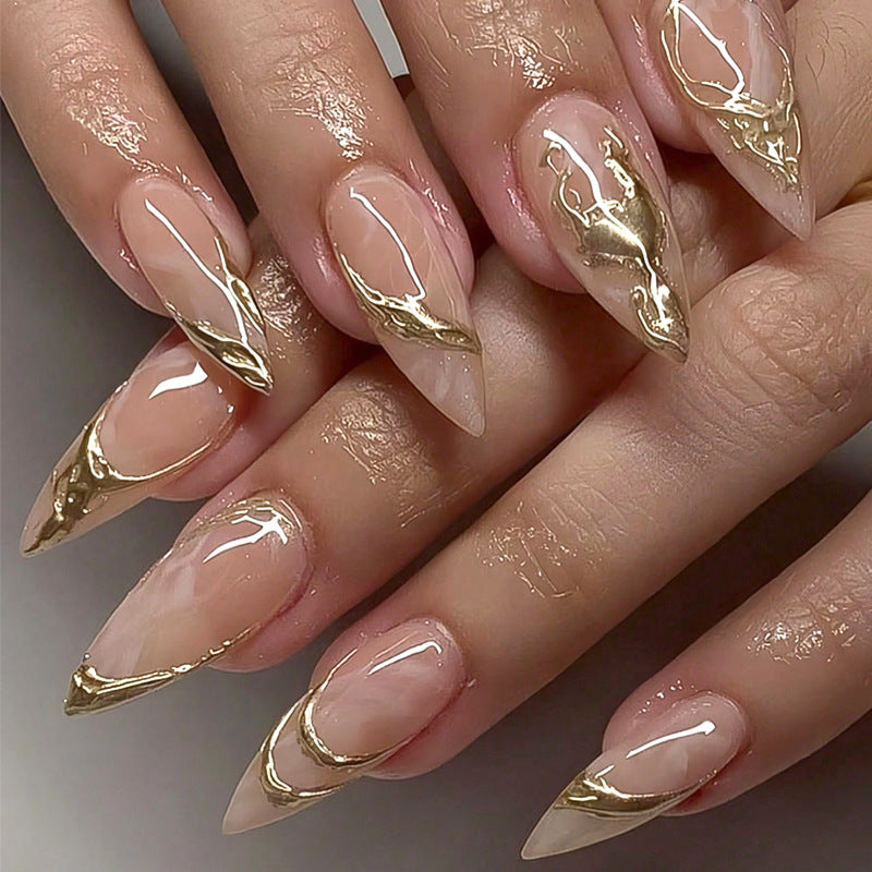 Elegante Stiletto Press-On Nagelkunst mit goldenen Akzenten Karnz
