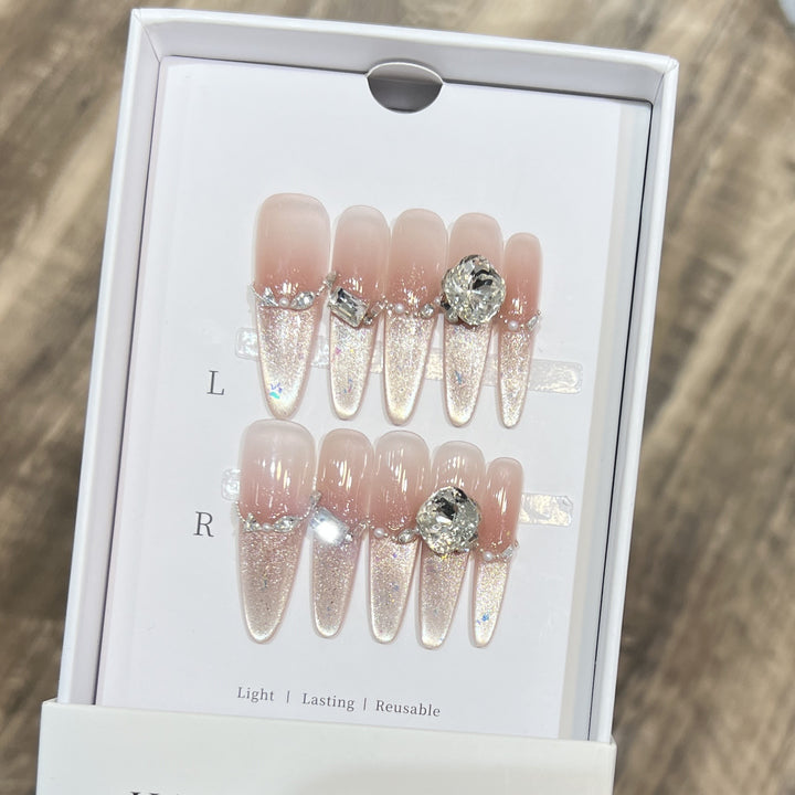 Dekorativer Stiletto Press-On Nagelkunstset mit Strassdetails Karnz