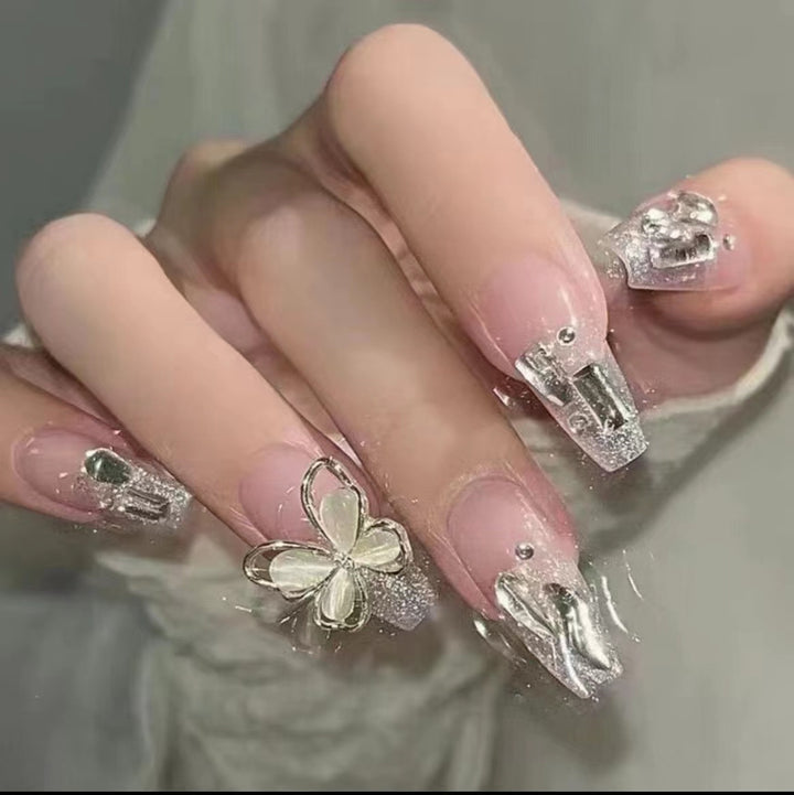 Elegante Nail Art mit Glitzer und Strass Karnz