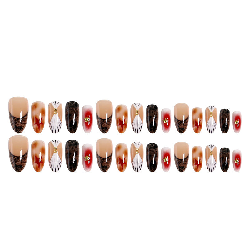 Kunstvolle Nagelspitzen mit glamourösem Design Karnz