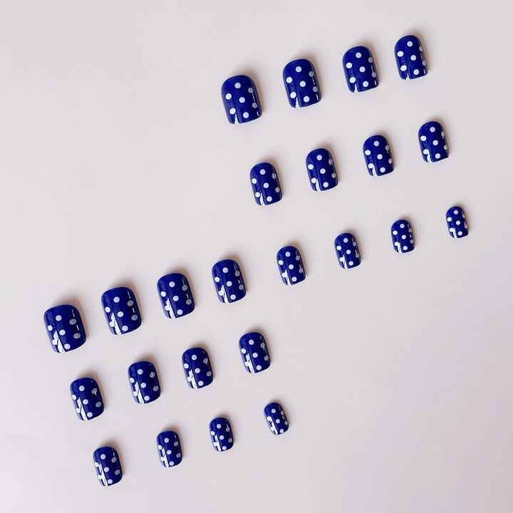 Kunstnagelset mit stilvollen Punkten Karnz