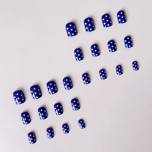 Kunstnagelset mit stilvollen Punkten Karnz