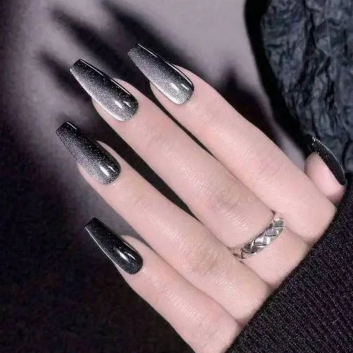 Glänzende Stiletto Press-On Nagelkunst mit Ombre-Effekt Karnz
