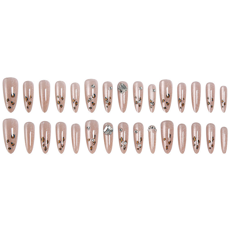 Glamouröses Kunstnagelset mit lustigem Leoparden-Muster und glitzernden Akzenten Karnz