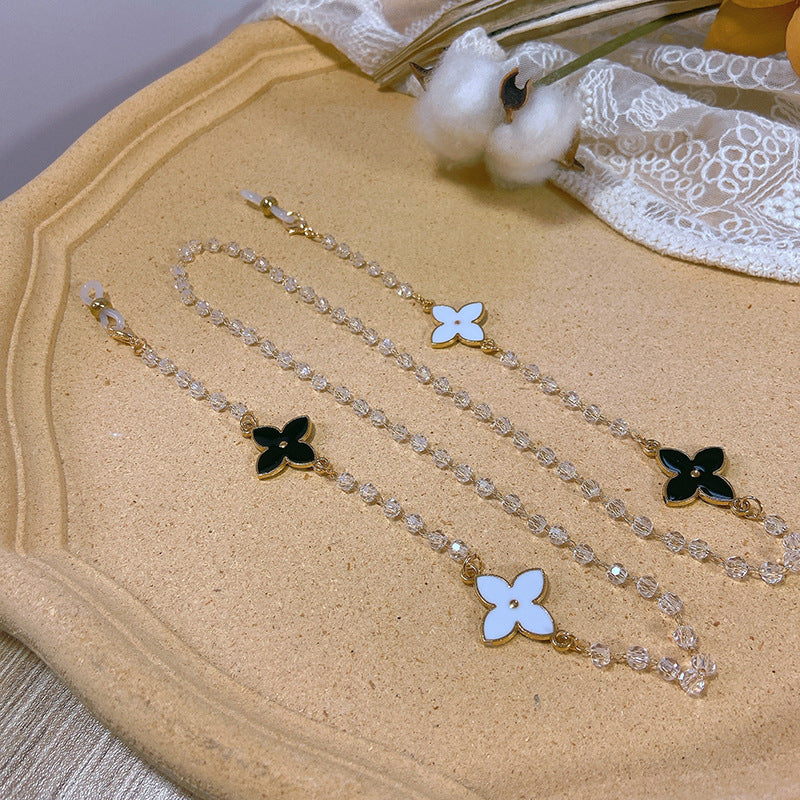 Elegante Perlenkette mit Blütenanhängern Karnz