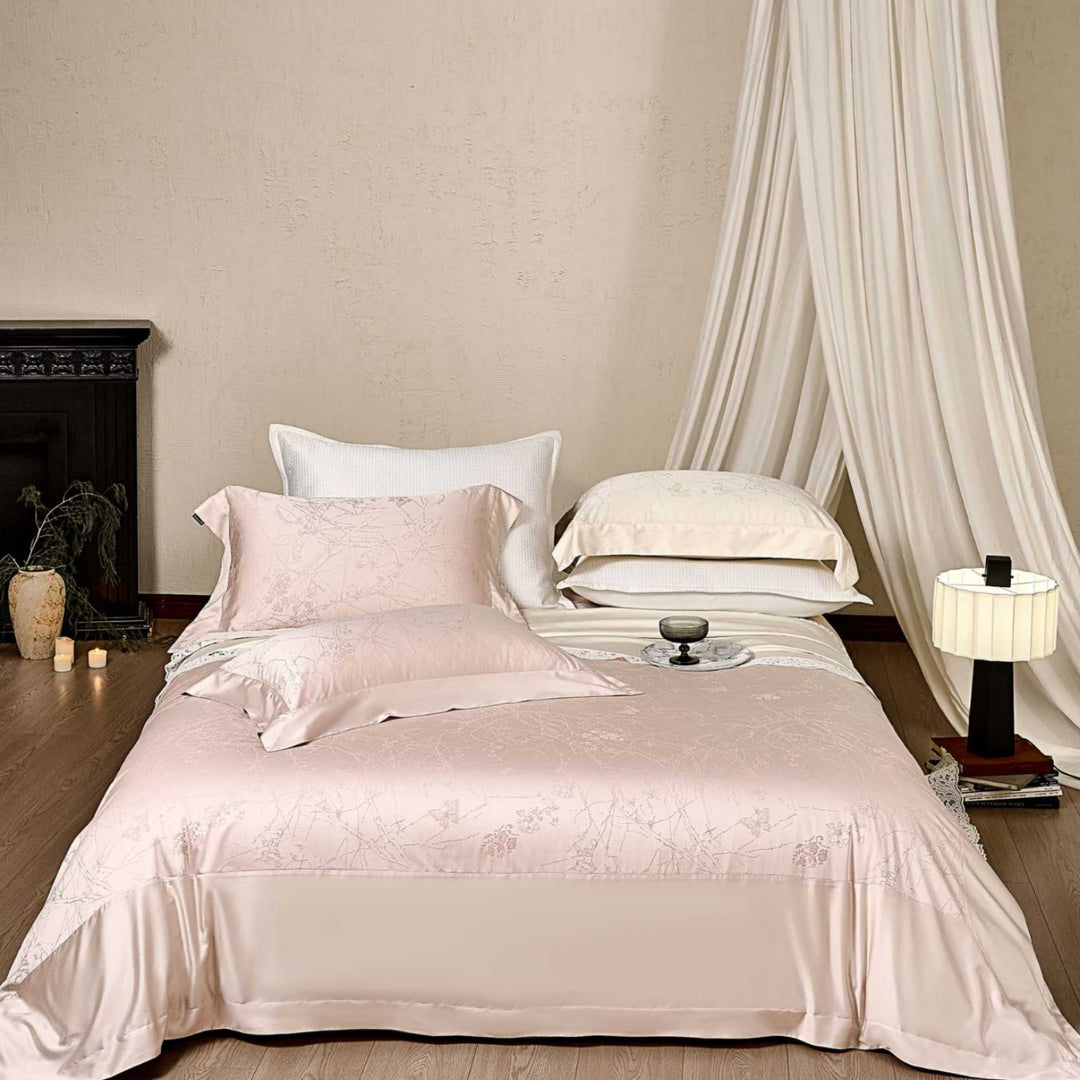 Satin-Bettwäschegarnitur mit floraler Jacquardstruktur und feinem Saumdetail